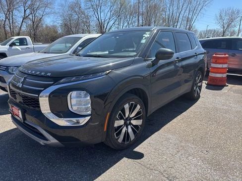 Used 2025 Mitsubishi Outlander SE image 4