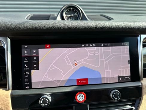 Used 2025 Porsche Macan image 26