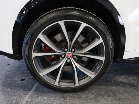 Used 2023 Jaguar F-PACE SVR image 11