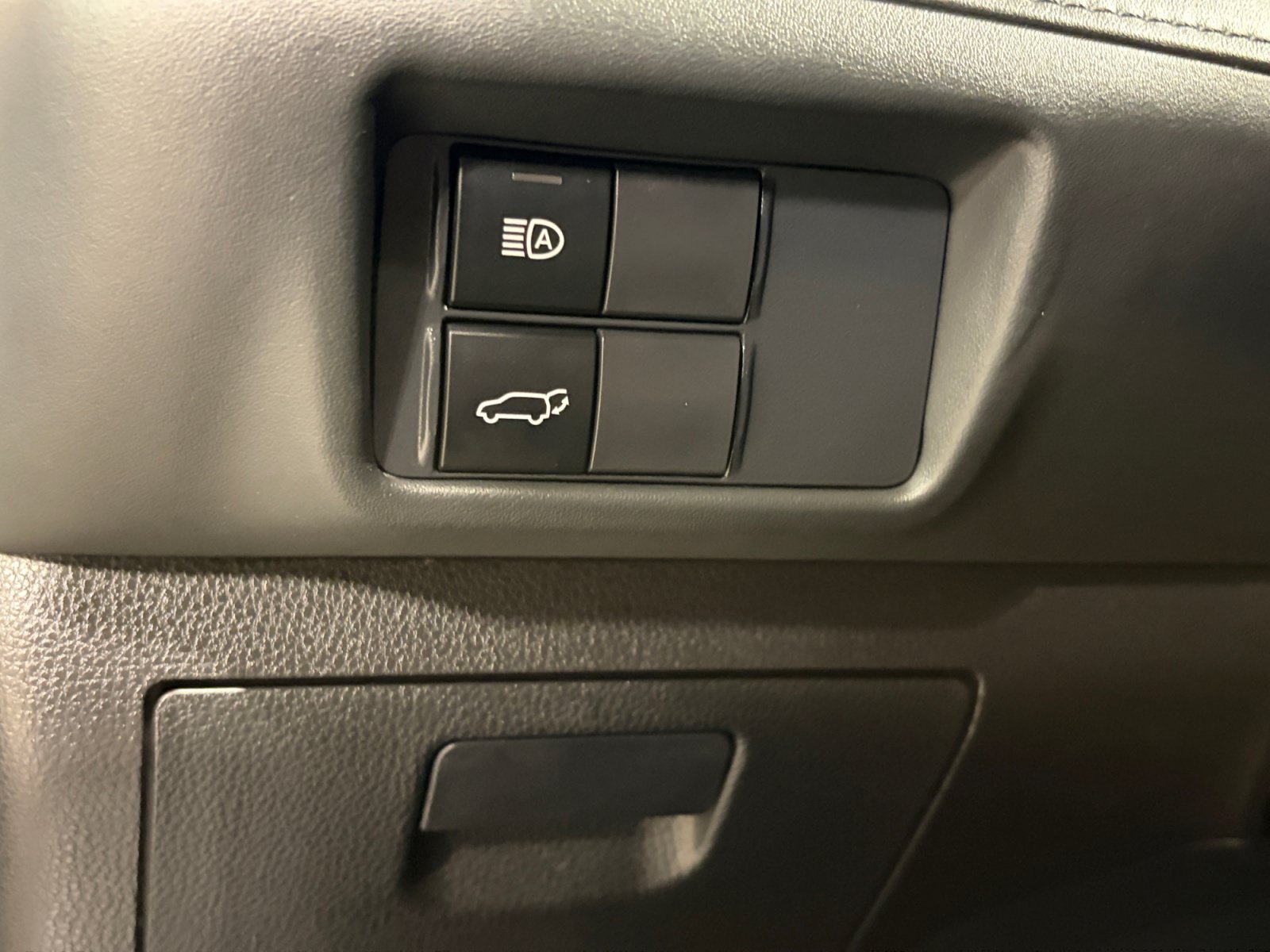 Used 2021 Toyota Highlander XLE AWD/4WD image 17