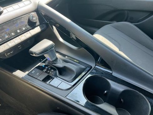 Used 2025 Hyundai Elantra SEL FWD image 23