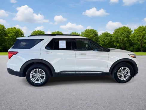 Used 2023 Ford Explorer XLT w/ Equipment Group 202A RWD image 4