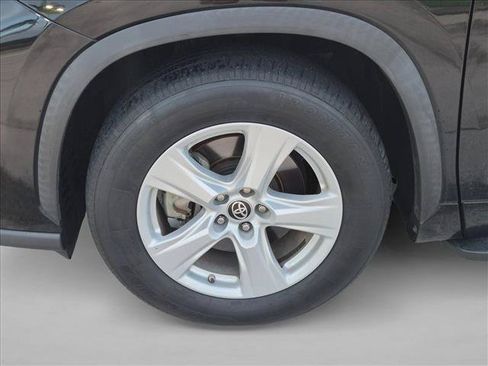 Used 2021 Toyota Highlander LE FWD image 9