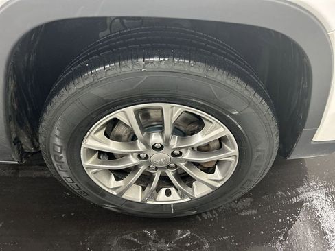 Used 2019 Jeep Cherokee Latitude Plus AWD/4WD image 8