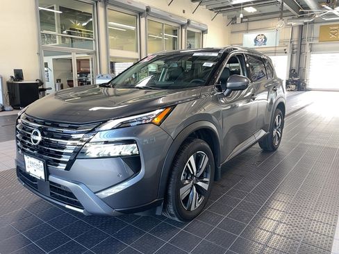 Used 2024 Nissan Rogue SL image 2