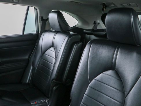 Used 2023 Toyota Highlander XLE FWD image 25