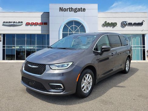 Used 2023 Chrysler Pacifica Touring-L FWD image 2