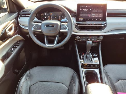 Used 2023 Jeep Compass Limited image 2