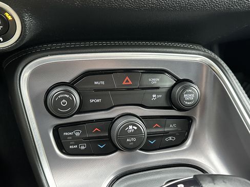 Used 2019 Dodge Challenger SXT image 21