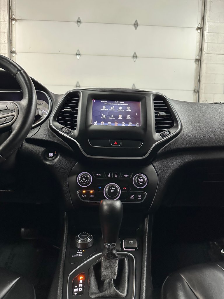 Used 2019 Jeep Cherokee Latitude Plus w/ Cold Weather Group AWD/4WD image 24