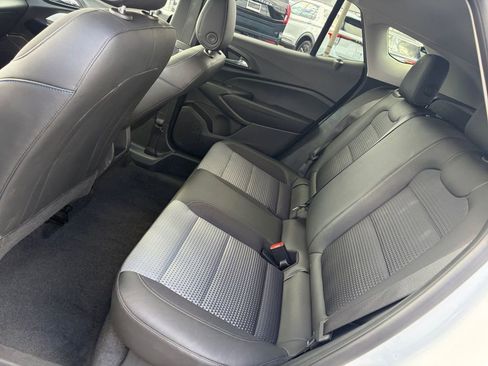 Used 2025 Chevrolet Trax LT w/ LT Convenience Package FWD image 16