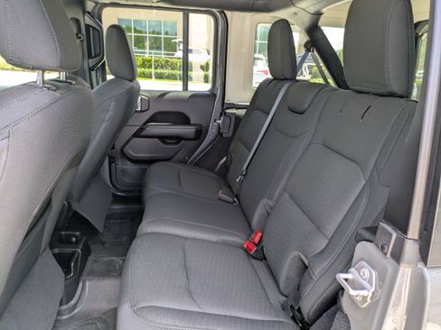 Used 2020 Jeep Wrangler Unlimited Sahara image 15