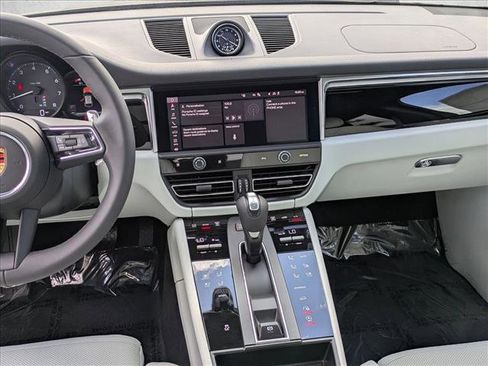 Used 2025 Porsche Macan image 20
