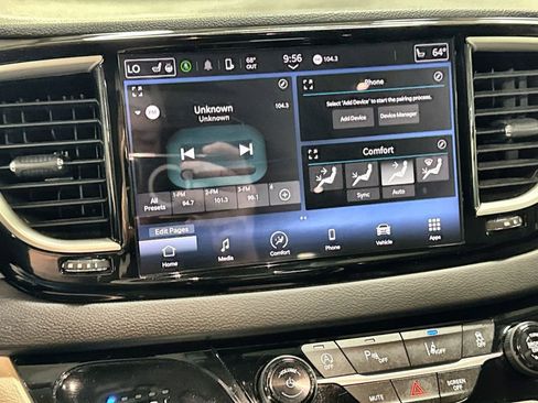 Used 2023 Chrysler Pacifica Touring-L FWD image 19