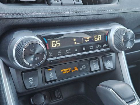 Used 2020 Toyota RAV4 XLE Premium image 29