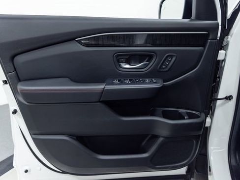 Used 2025 Honda Pilot Black Edition image 11