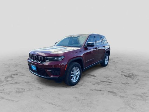Used 2023 Jeep Grand Cherokee Laredo w/ Luxury Tech Group I AWD/4WD image 4