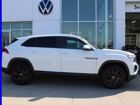 Used 2025 Volkswagen Atlas Cross Sport SE w/ Panoramic Sunroof Package image 5