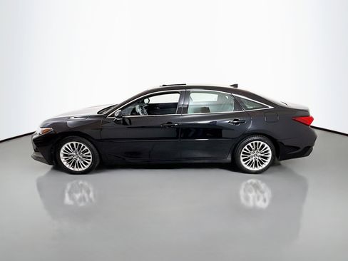Used 2019 Toyota Avalon Limited image 4