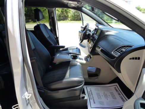 Used 2019 Dodge Grand Caravan SXT FWD image 48