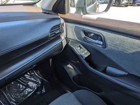 Used 2023 Nissan Rogue SV image 18