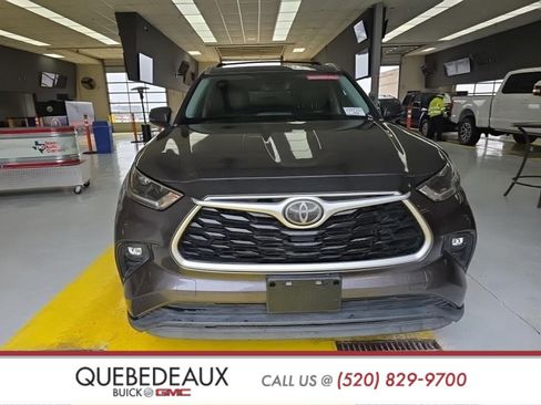 Used 2021 Toyota Highlander XLE image 2
