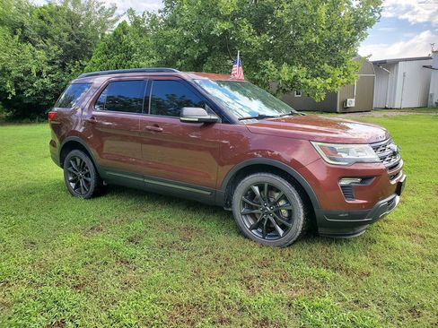 Used 2018 Ford Explorer XLT w/ Equipment Group 202A AWD/4WD image 5
