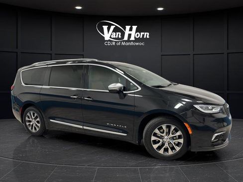Used 2023 Chrysler Pacifica Pinnacle FWD image 1