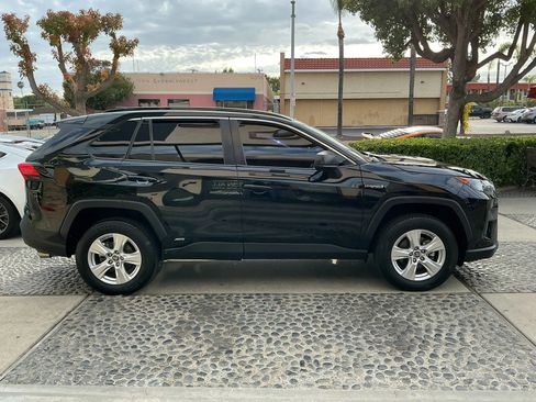 Used 2021 Toyota RAV4 LE AWD/4WD image 4