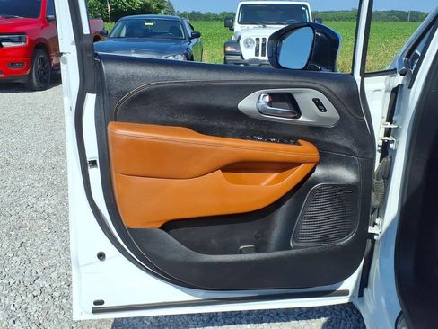 Used 2025 Chrysler Pacifica Pinnacle w/ Trailer Tow Group AWD/4WD image 22