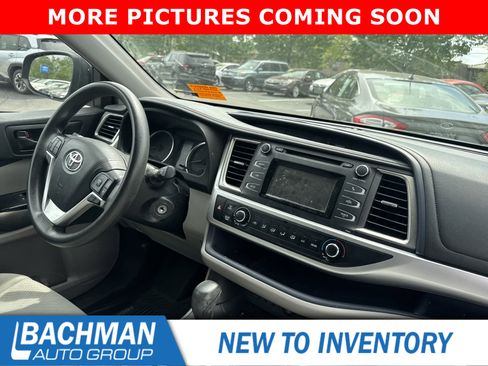 Used 2019 Toyota Highlander LE image 6