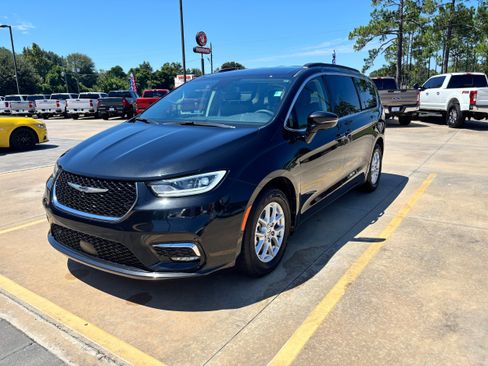 Used 2022 Chrysler Pacifica Touring-L w/ Uconnect Theater Family Group image 1