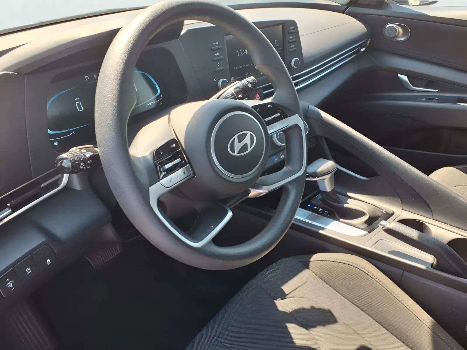 Certified 2025 Hyundai Elantra SE FWD image 15