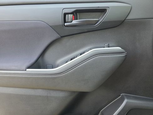 Used 2024 Toyota Highlander LE image 17