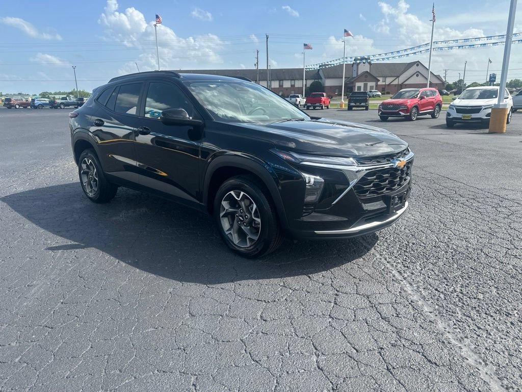 Used 2025 Chevrolet Trax LT FWD image 8