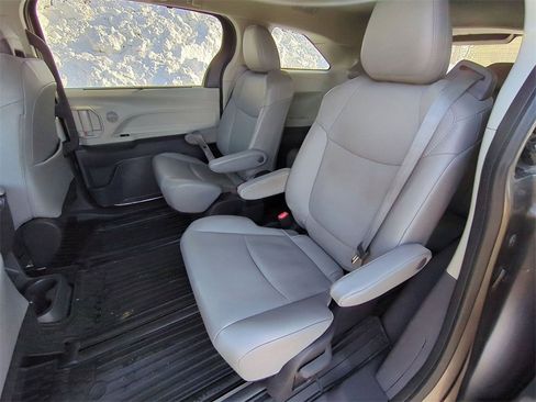 Used 2022 Toyota Sienna XLE image 21