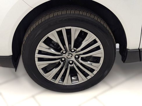 Used 2024 Toyota Venza LE image 9