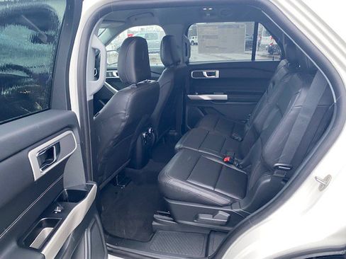 Used 2022 Ford Explorer XLT w/ Equipment Group 202A AWD/4WD image 13