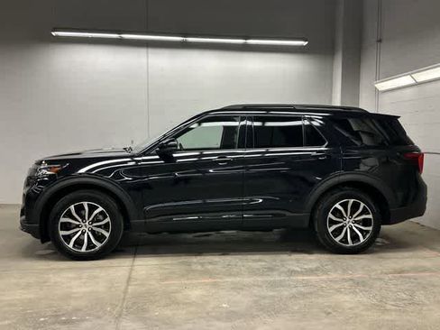 Used 2025 Ford Explorer ST-Line AWD/4WD image 2