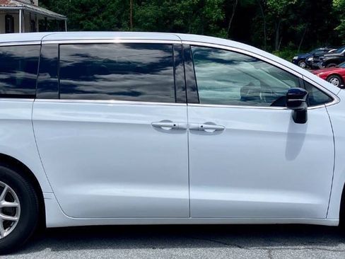 Used 2024 Chrysler Pacifica Touring-L FWD image 4