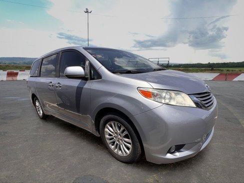 Used 2015 Toyota Sienna XLE w/ XLE Navigation Package FWD image 2