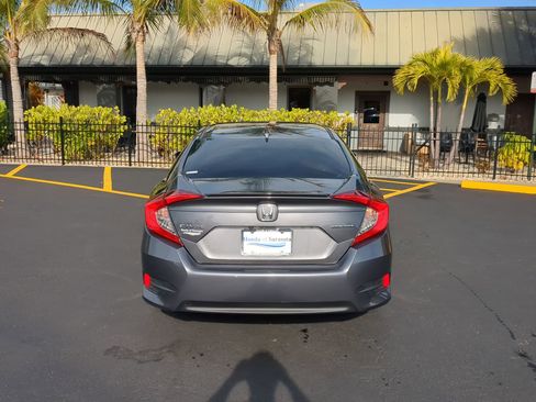 Used 2018 Honda Civic Touring image 7