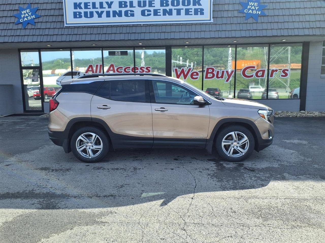 Used 2018 GMC Terrain SLE w/ Driver Convenience Package AWD/4WD image 1