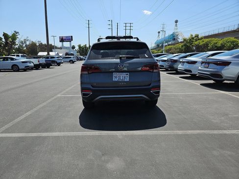 Used 2023 Volkswagen Taos SE w/ Black Wheel Package FWD image 6