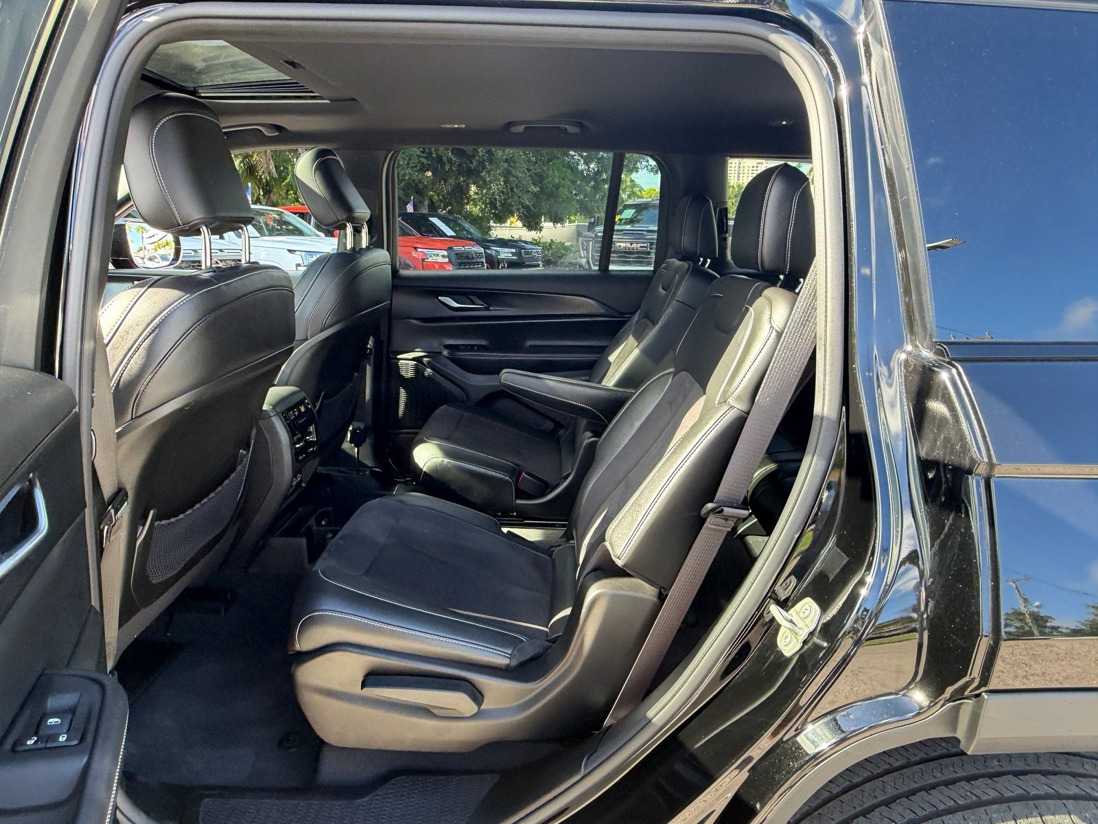 Used 2023 Jeep Grand Cherokee L Laredo RWD image 11