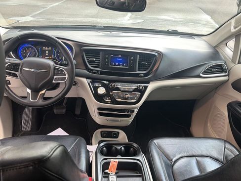 Used 2017 Chrysler Pacifica Touring-L FWD image 32