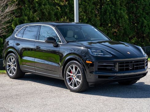 Used 2024 Porsche Cayenne S image 9