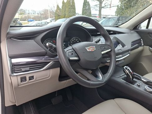 Used 2023 Cadillac XT4 Luxury w/ Cold Weather Package image 17