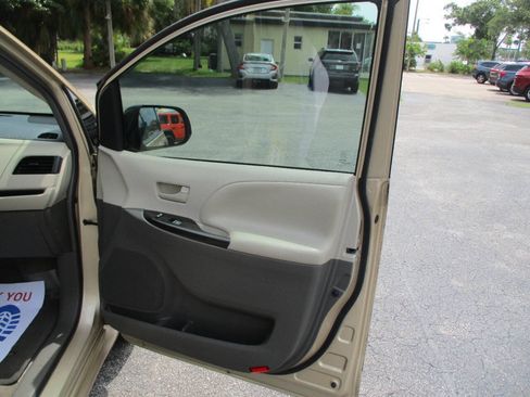 Used 2012 Toyota Sienna FWD image 23