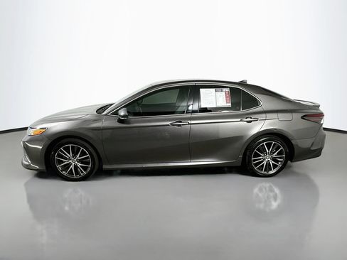 Used 2022 Toyota Camry XLE FWD image 5